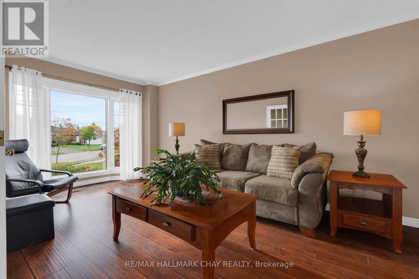 35 Grasett Crescent — photo 7 of 40