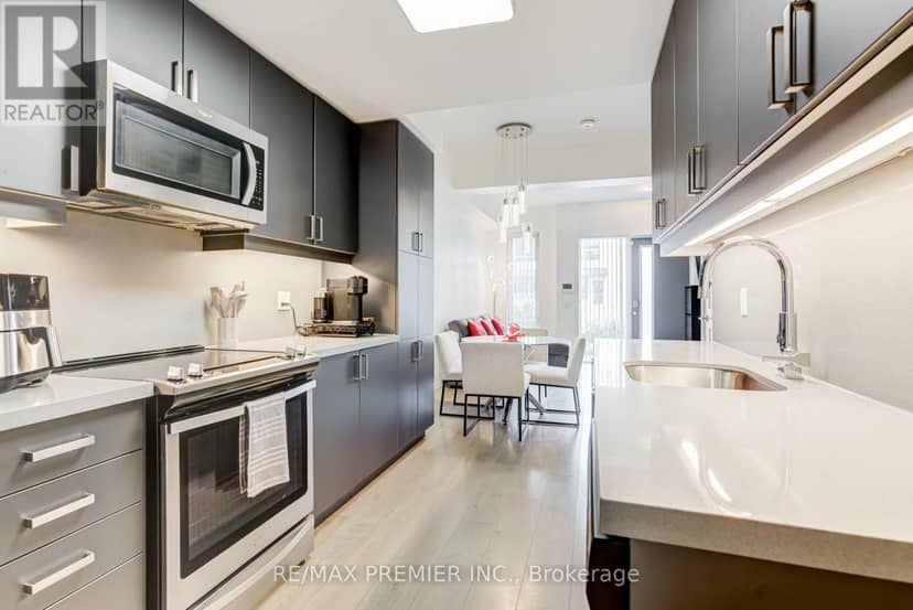 TH 5 - 1010 Portage Parkway, Vaughan, photo 2