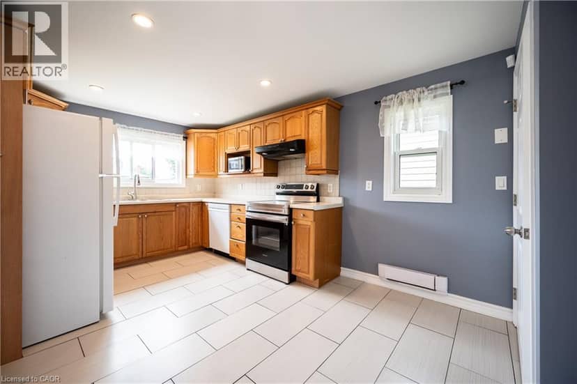 66 BELWOOD Crescent — photo 10 of 33