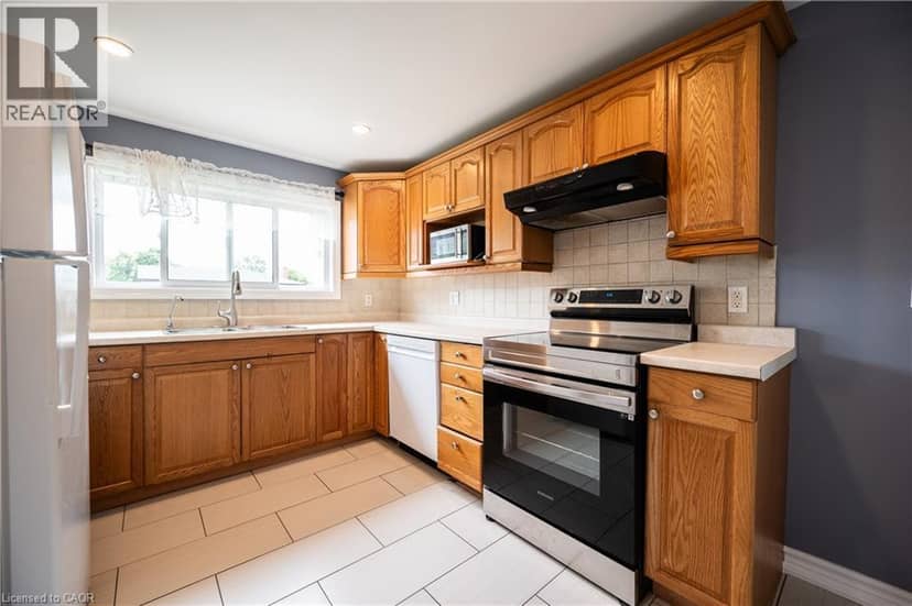 66 BELWOOD Crescent — photo 12 of 33