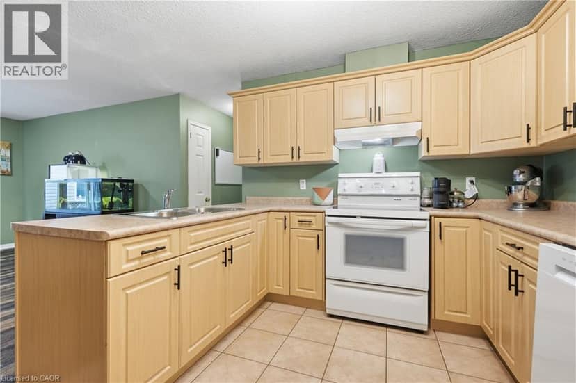 13 GOLDEN ACRES Drive — photo 10 of 40