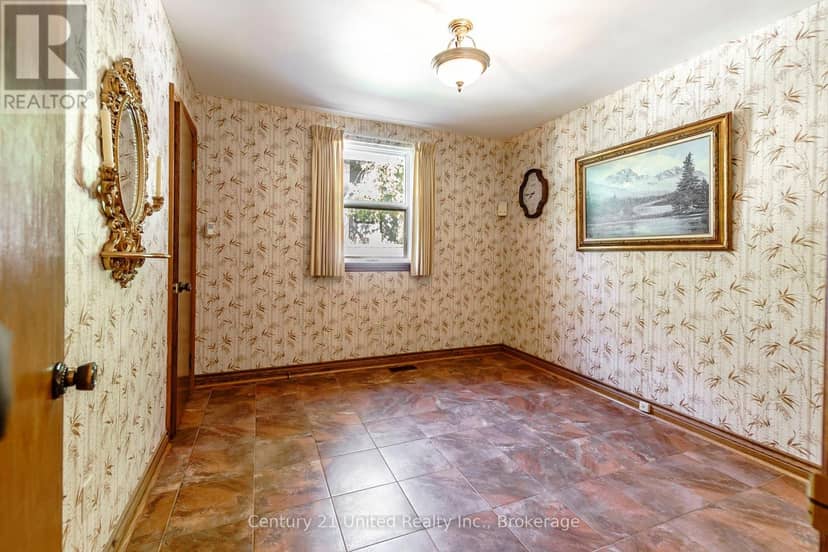 136 Wallis Drive — photo 18 of 40