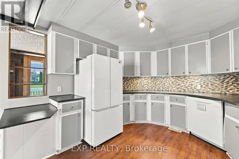 139 Roxanna Drive — photo 12 of 40
