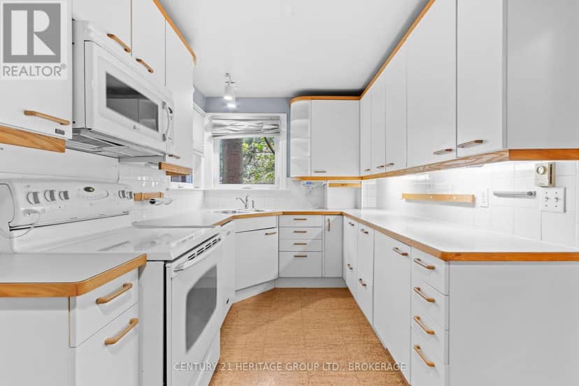 187 College Street — photo 17 of 40