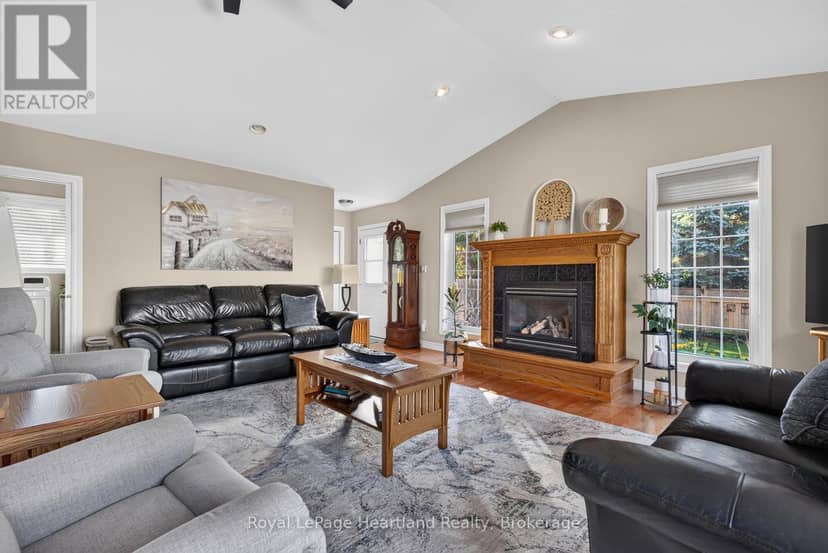 9 Sherwood Crescent — photo 12 of 40