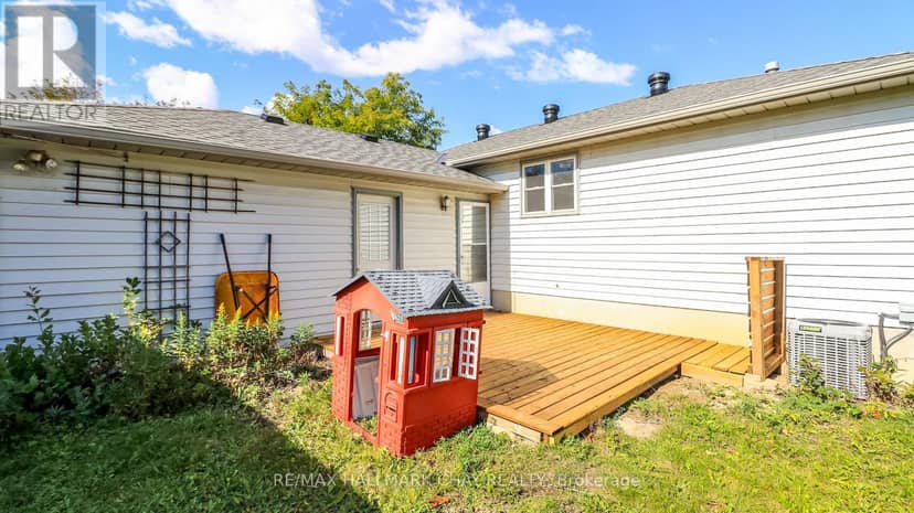 9 Bronte Crescent — photo 11 of 40
