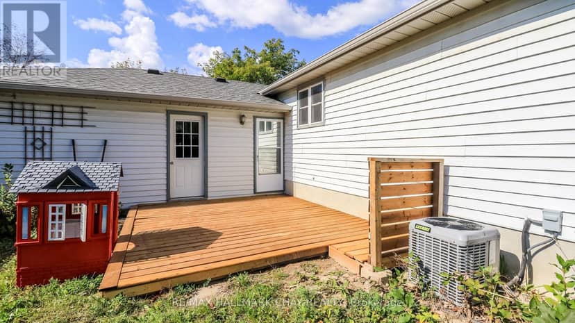 9 Bronte Crescent — photo 12 of 40