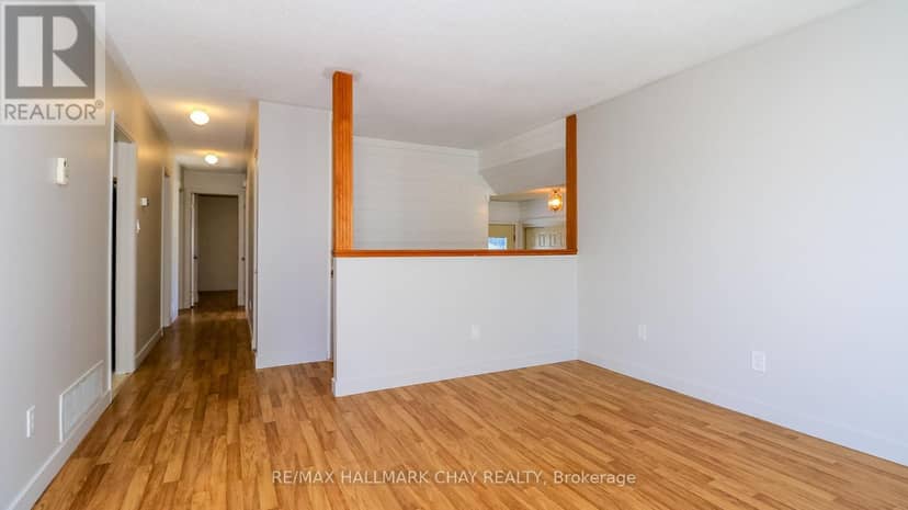 9 Bronte Crescent — photo 17 of 40