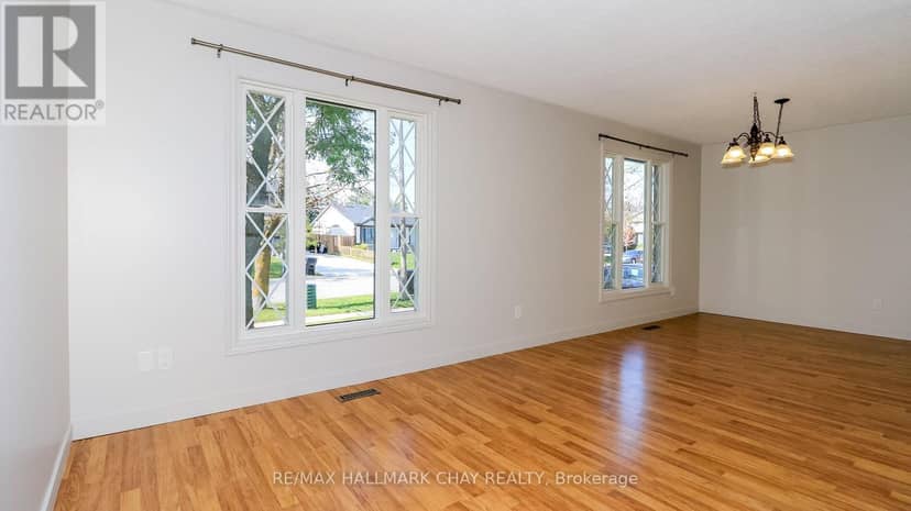 9 Bronte Crescent — photo 19 of 40