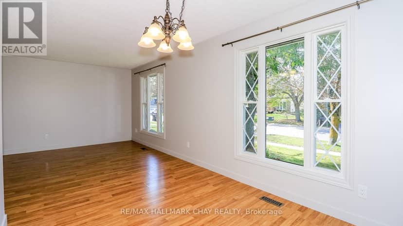 9 Bronte Crescent — photo 21 of 40