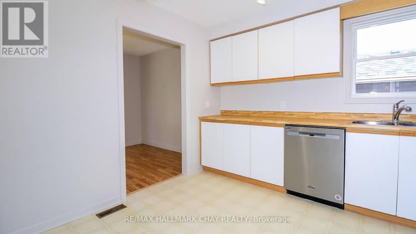 9 Bronte Crescent — photo 23 of 40