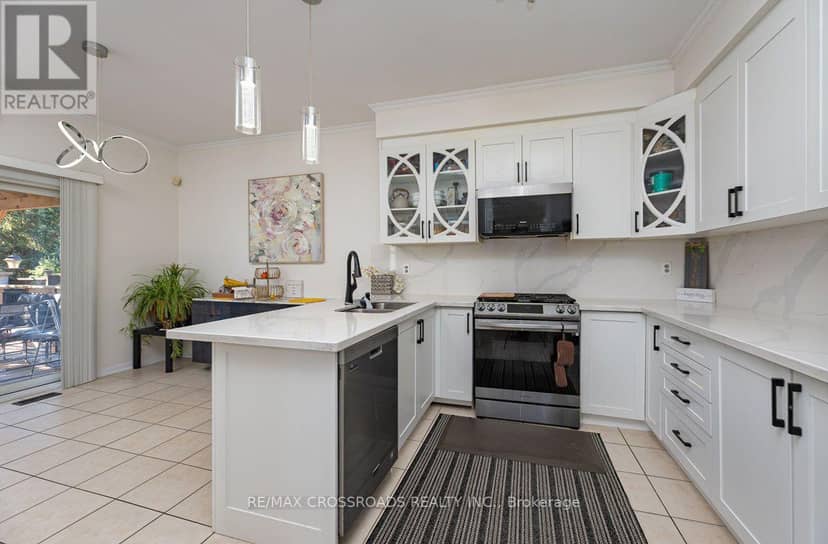 1090 Trudeau Drive — photo 11 of 34