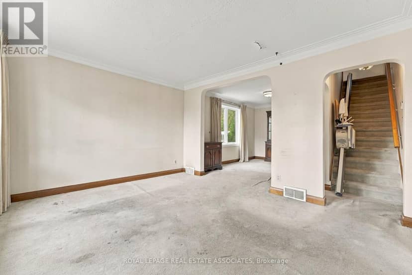 989 Pelham Avenue — photo 5 of 38