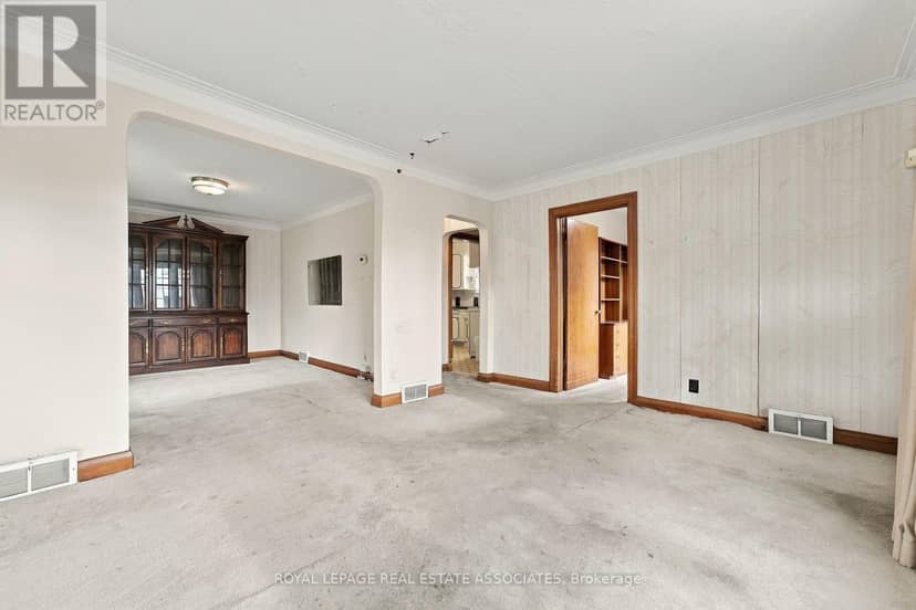 989 Pelham Avenue — photo 6 of 38