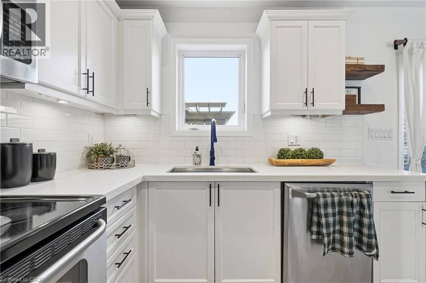86 SPRINGSTEAD Avenue — photo 12 of 40