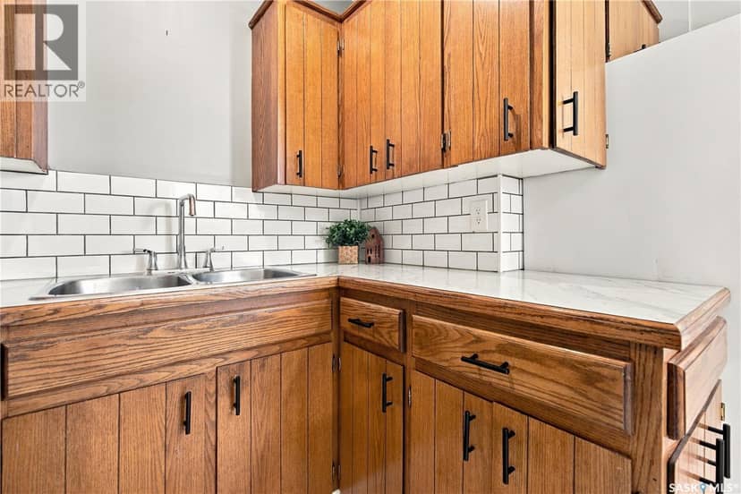 328 College AVENUE E — photo 10 of 37