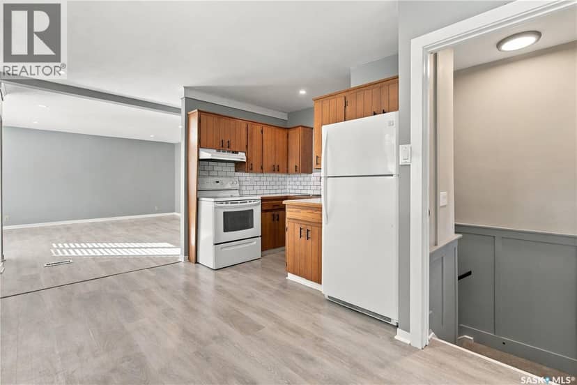 328 College AVENUE E — photo 11 of 37