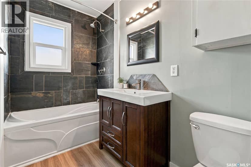328 College AVENUE E — photo 16 of 37