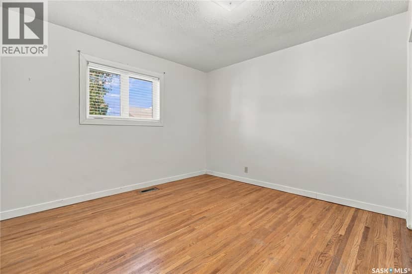 328 College AVENUE E — photo 17 of 37