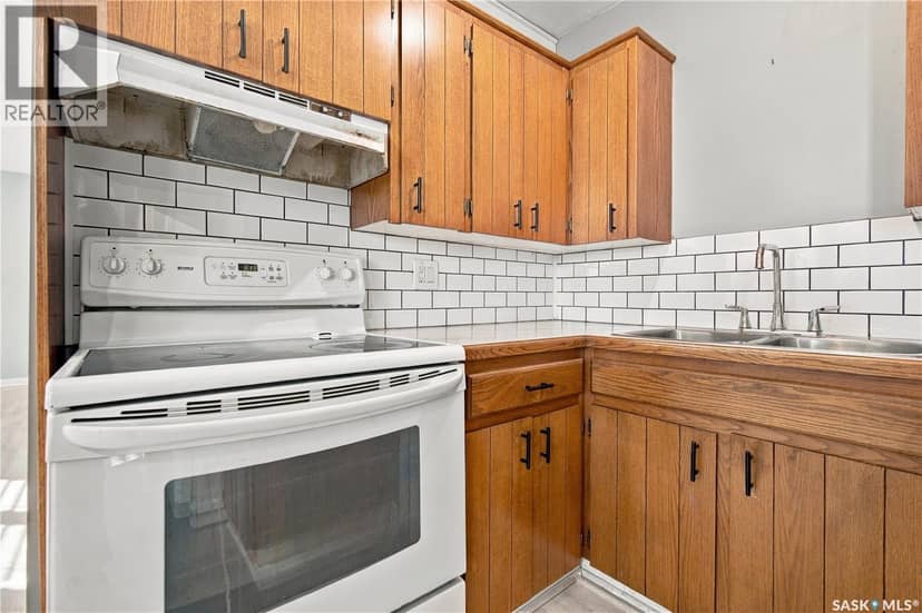 328 College AVENUE E — photo 9 of 37