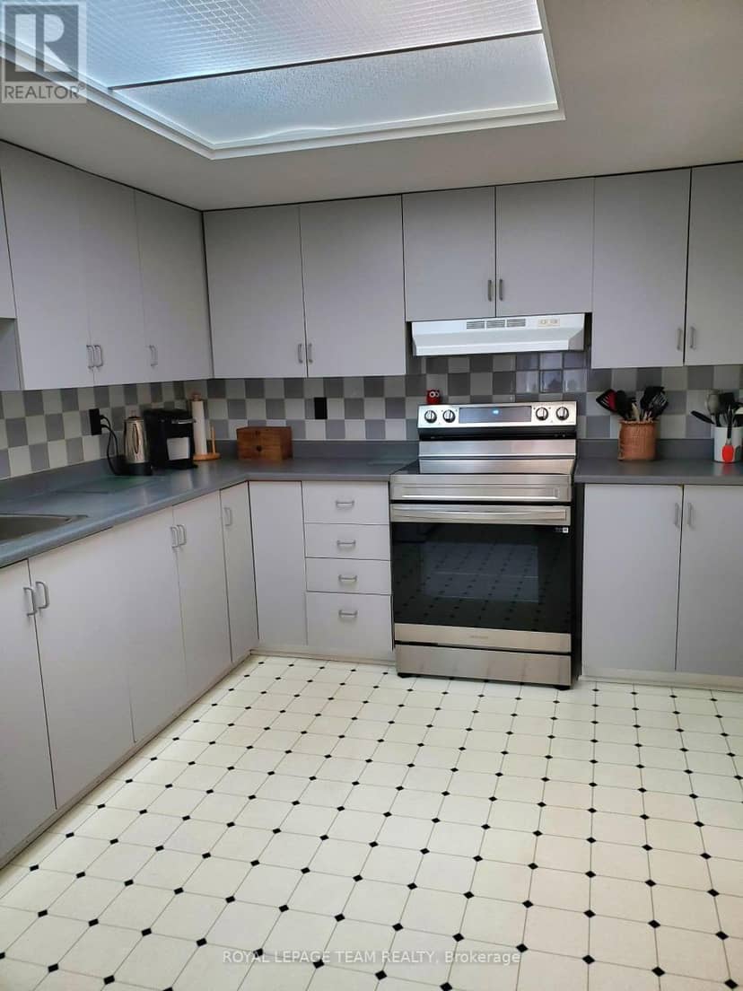 61 McGibbon Drive, Ottawa, photo 3