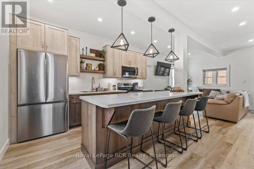 210 Colborne Street S — photo 8 of 29