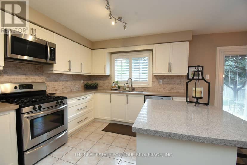 470 Amanda Crescent — photo 12 of 40