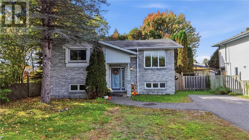 439 Levesque Street, Sturgeon Falls, photo 2