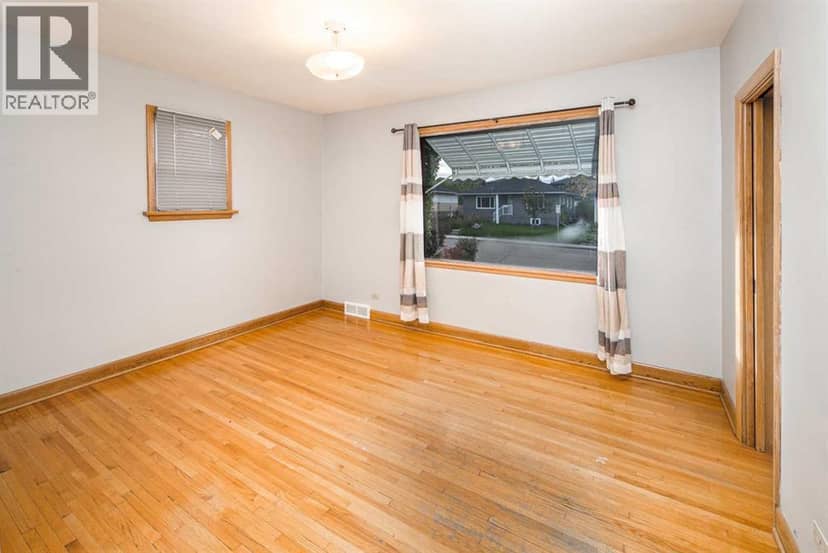 1836 13 Avenue NW — photo 12 of 29
