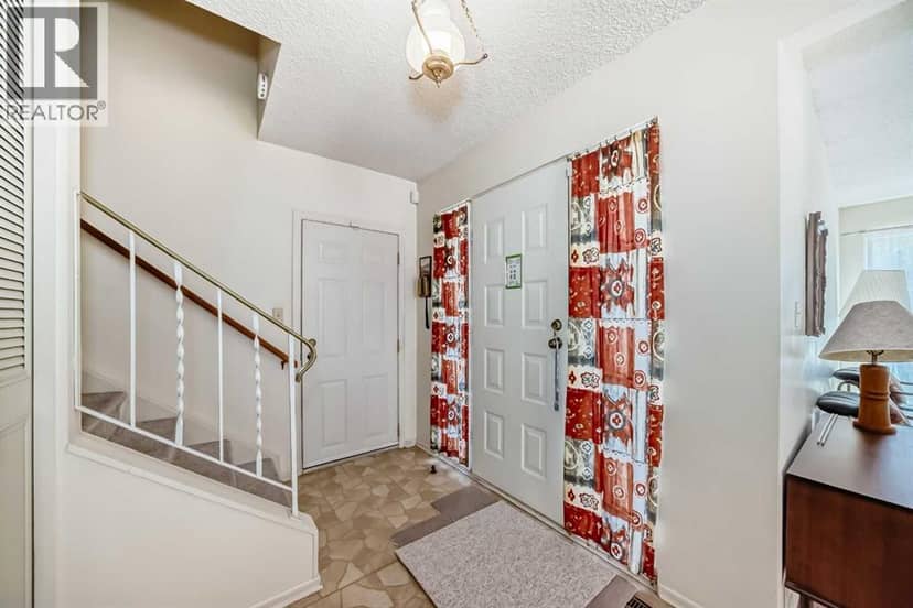 8 Varsdale Place NW, Calgary, photo 6