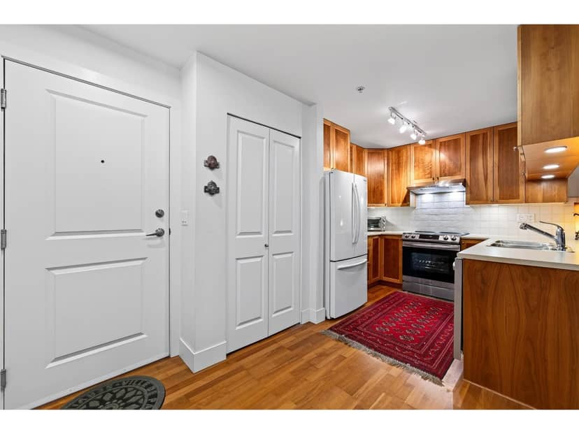 215 15392 16A AVENUE, Surrey, photo 2