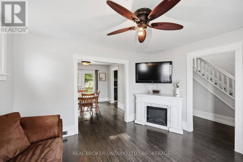 657 Collins Bay Road — photo 9 of 37