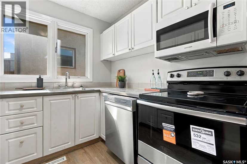 431 York STREET — photo 10 of 33