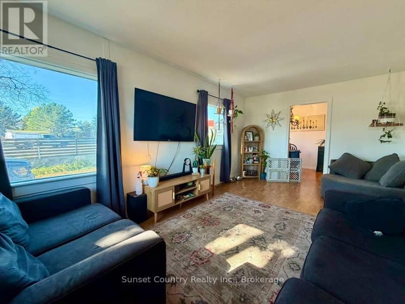 169 Florence Street, Dryden, photo 2