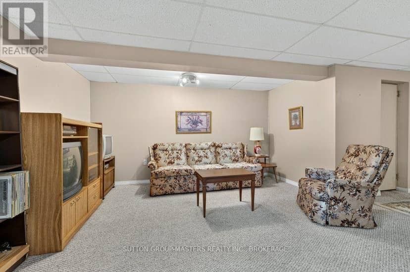 14 Quinte Avenue — photo 17 of 32