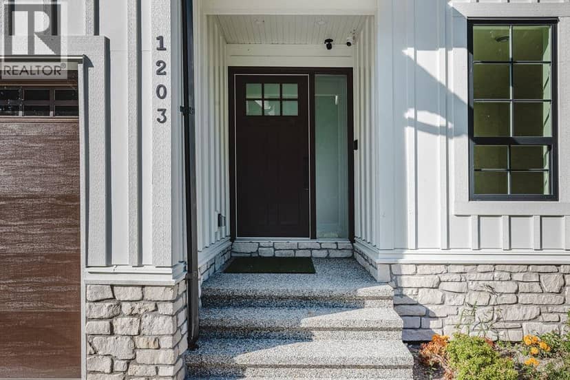 1203 Castle Road, Gibsons, photo 4