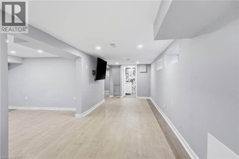 658 UPPER WELLINGTON Street — photo 34 of 40