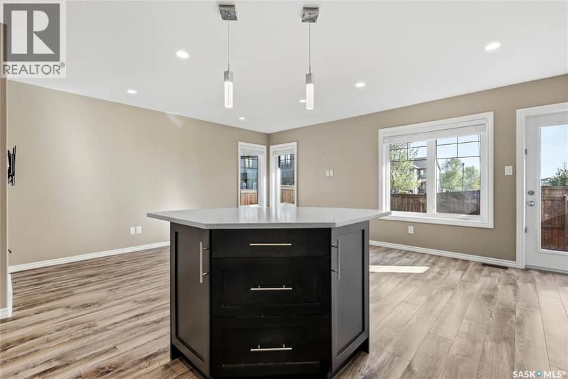 251 4002 Sandhill CRESCENT — photo 9 of 35