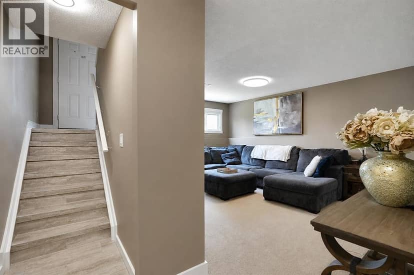 115 Abingdon Crescent NE — photo 13 of 40