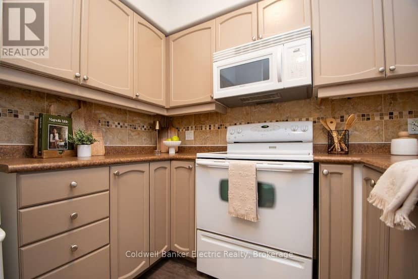 212 - 869 Clonsilla Avenue — photo 16 of 34