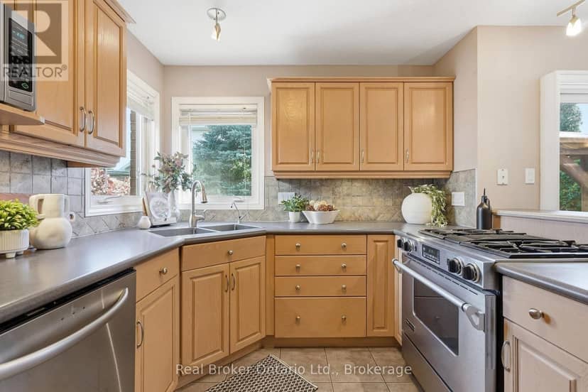 225 Summerfield Drive — photo 17 of 40