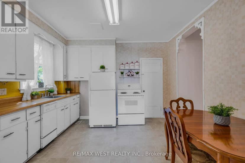 26 Centre Street — photo 9 of 28