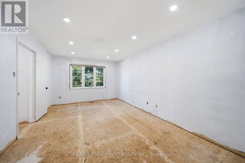6 Willow Crescent — photo 24 of 35
