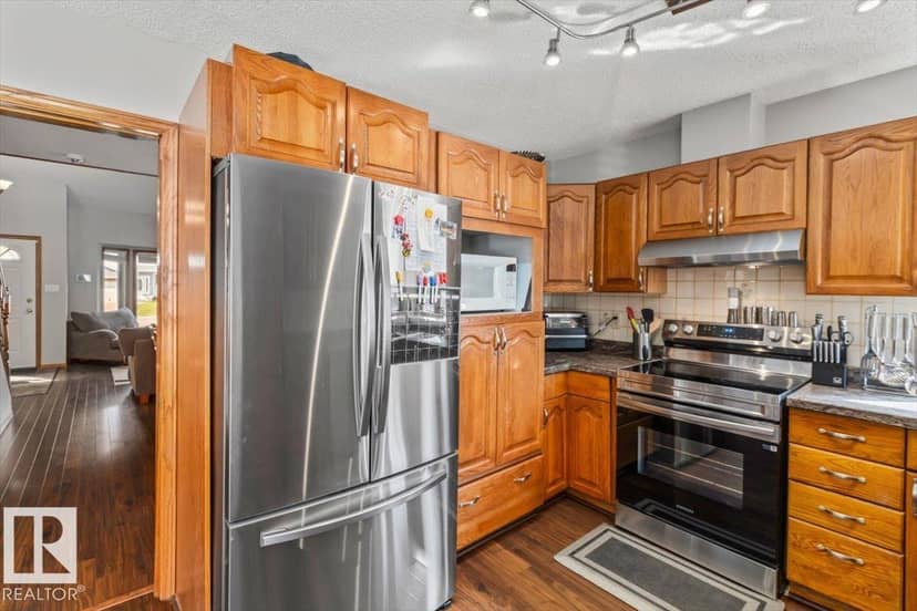 8015 158 AV NW — photo 10 of 40