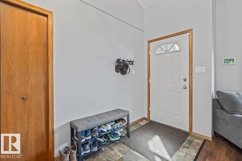 8015 158 AV NW, Edmonton, photo 2