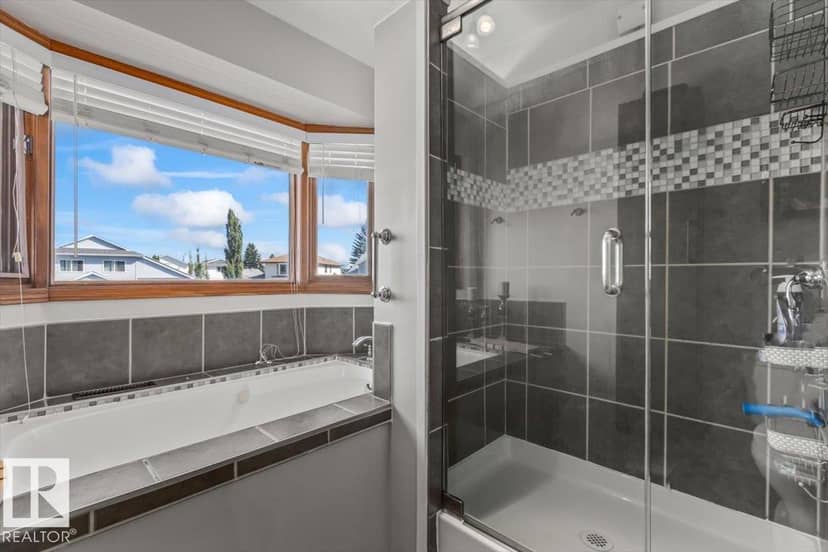8015 158 AV NW — photo 32 of 40