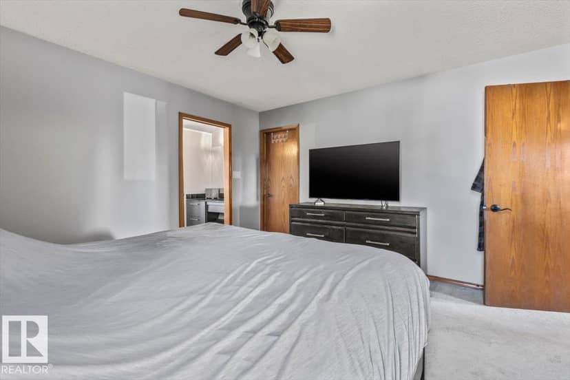 8015 158 AV NW — photo 27 of 40
