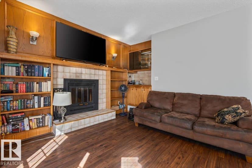 8015 158 AV NW — photo 16 of 40