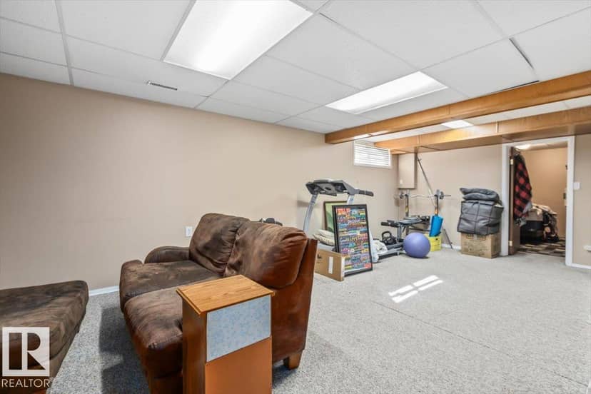 8015 158 AV NW — photo 34 of 40