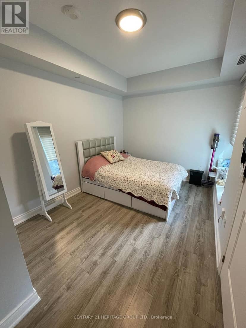 201 - 9618 Yonge Street — photo 11 of 12